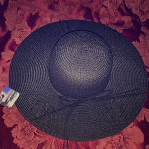 Black floppy hat 👒🖤